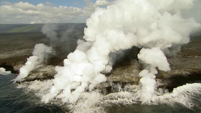 显示夏威夷岛屿上活火山活动的序列。视频素材