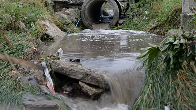 工业废水流入排水管道视频素材