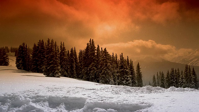 慢镜头广角拍摄的人在雪上皮艇跳过相机在山坡/阿斯彭，科罗拉多州视频素材