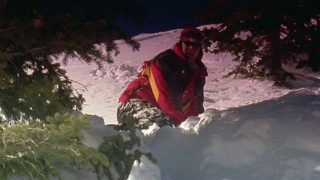 快速动作广角滑雪者与极点山顶，翻筋斗，站在一条腿和跌倒在树附近视频素材