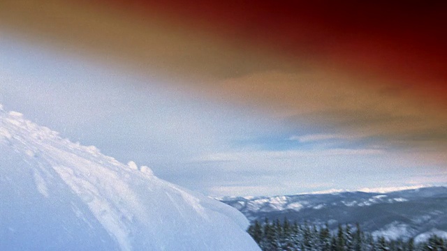 中等拍摄的人雪上皮划艇在山顶山坡与山的背景/阿斯彭，科罗拉多州视频素材