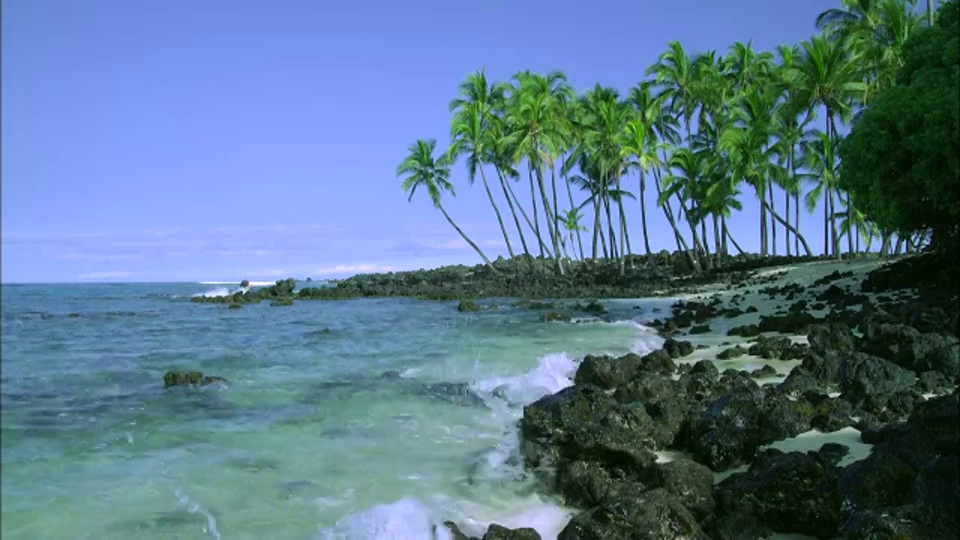 海水拍打着夏威夷的岩石海岸。视频素材