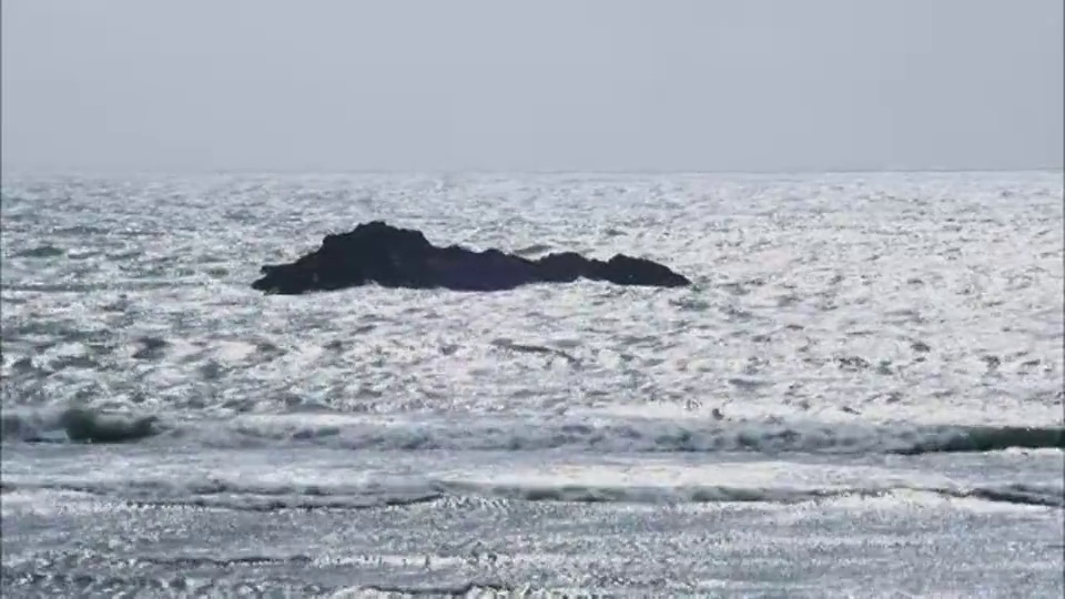 海浪冲击着夏威夷海岸。视频素材