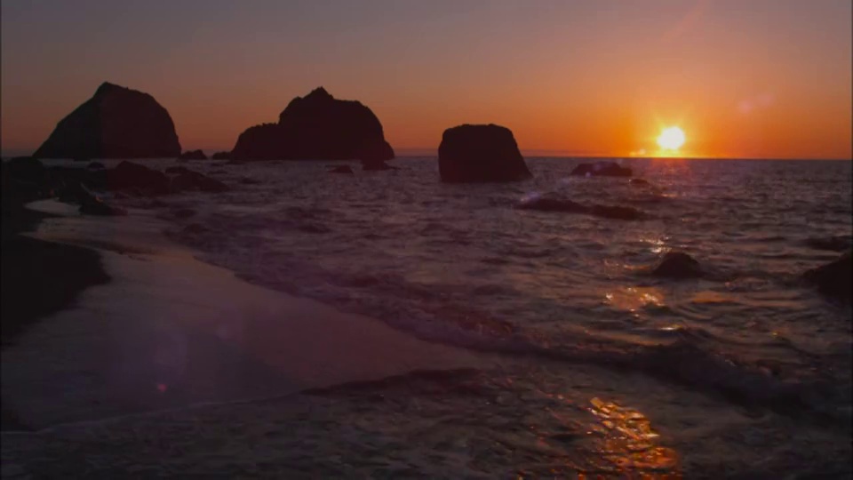 海浪冲击着夏威夷海岸。视频素材