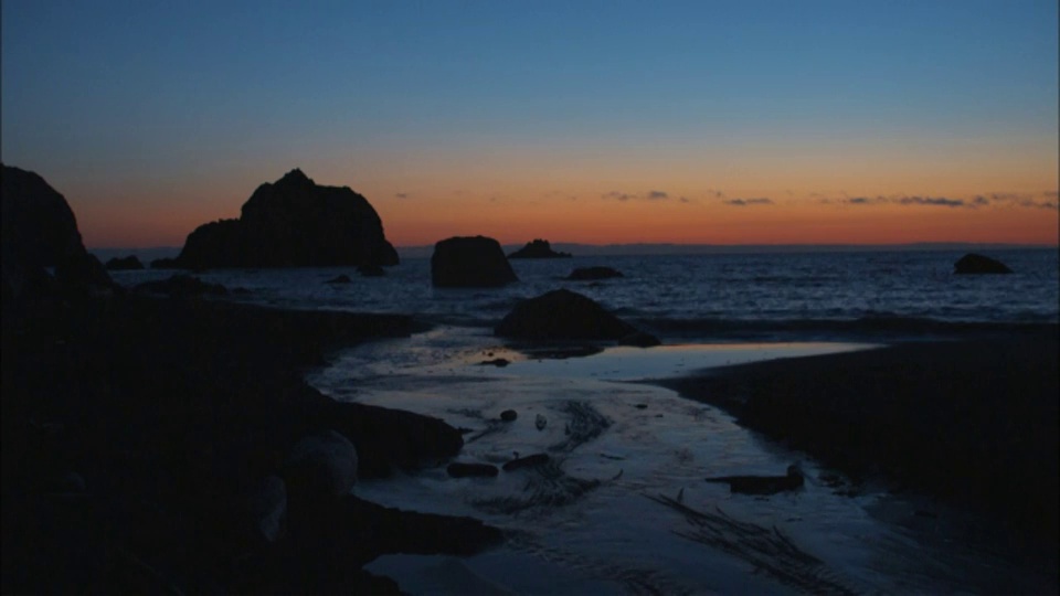 海浪冲击着夏威夷海岸。视频素材