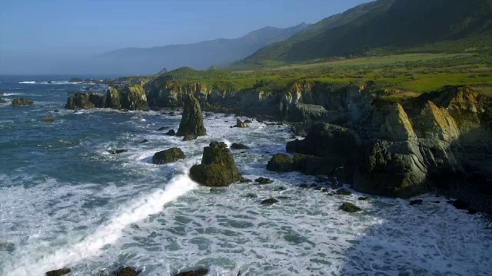 海浪冲击着夏威夷的岩石海岸。视频素材