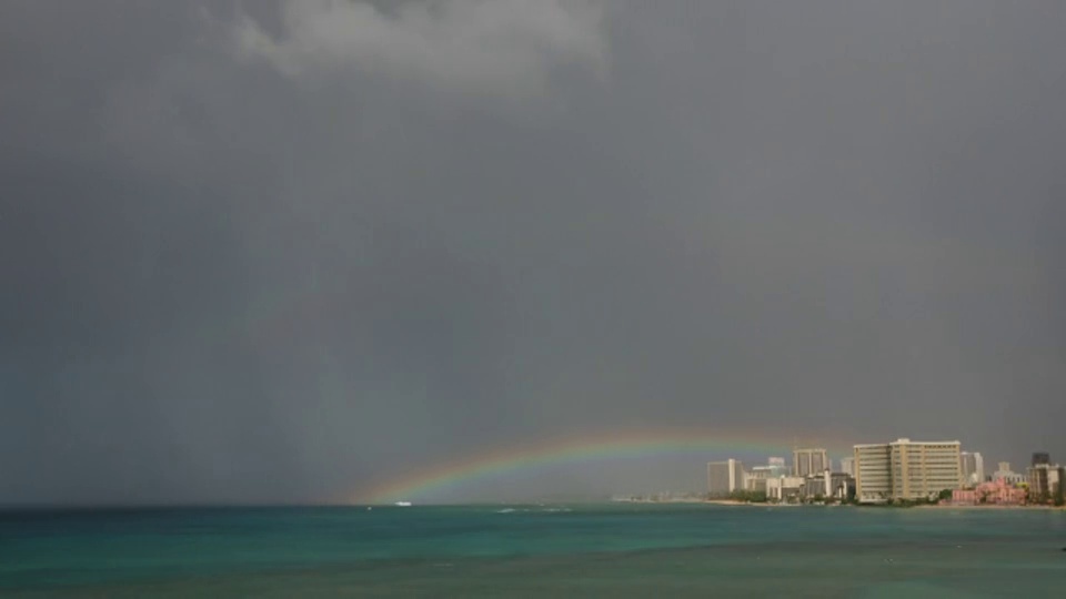 时间流逝长镜头彩虹，云和雨在海滩和海洋威基基酒店视频素材