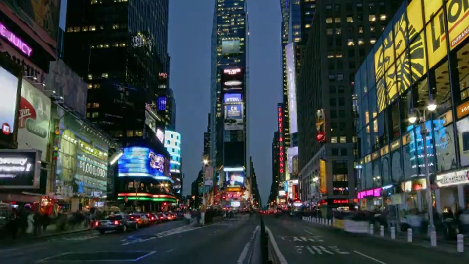 TIME LAPSE中延时拍摄时代广场百老汇大街上的行人和车流视频素材