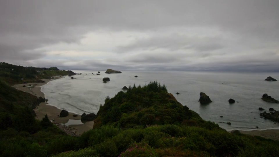 时间流逝高角度广角拍摄云，雨，雾在海滩和海洋与岩石，俄勒冈州视频素材