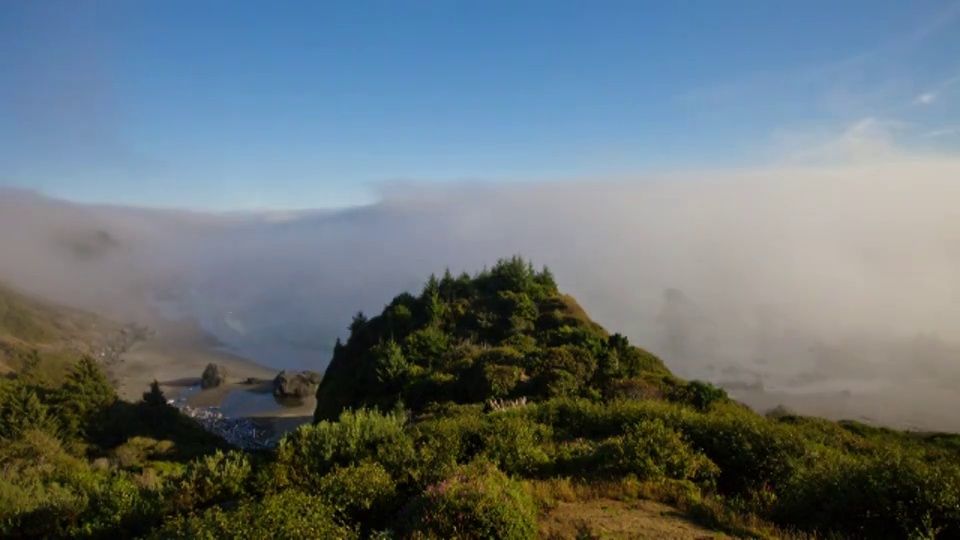 时间流逝高角度广角拍摄云彩和雾在海滩和海洋与岩石在早上，俄勒冈州视频素材