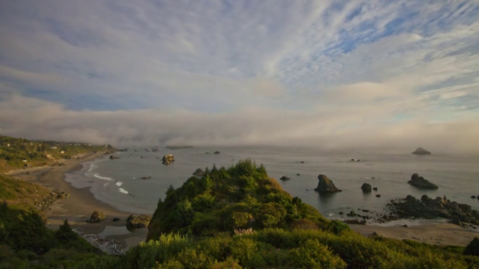 时间流逝高角度广角拍摄云彩和雾在海滩和海洋与岩石在早上，俄勒冈州视频素材