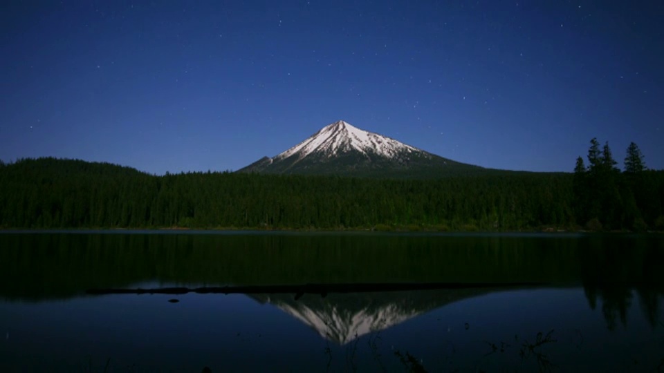 在俄勒冈州，TIME LAPSE的星星在冰雪覆盖的麦克劳林山上移动，前景是鱼湖视频素材