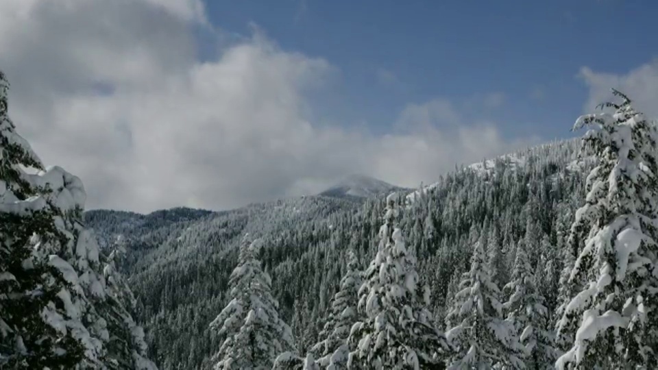 时间的推移长宽镜头在蓝色的天空云覆盖了白雪皑皑的山坡和山顶阿什兰，俄勒冈州视频素材