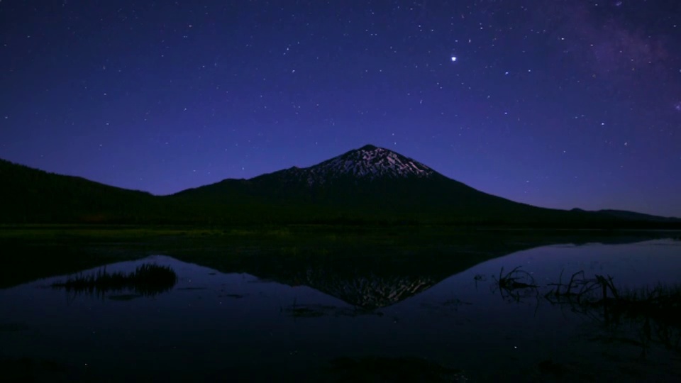 时间流逝广角拍摄星星移动在黑暗的天空在俄勒冈州的Bachelor山和Sparks湖视频素材