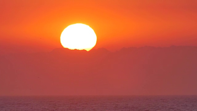 南非东海岸海面上日出的时间间隔视频素材