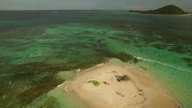 航拍的风筝冲浪者在加勒比海平坦的水面上视频素材