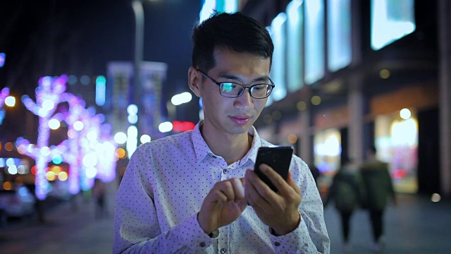 晚上用手机的男人视频素材