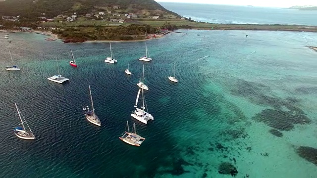 航拍的风筝冲浪者在加勒比海平坦的水面上视频素材