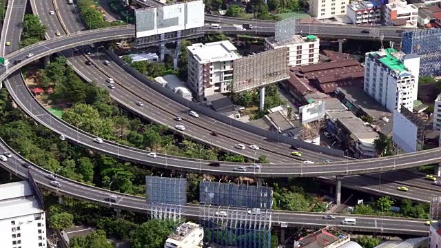 繁忙高速公路上高峰时段交通鸟瞰图视频素材