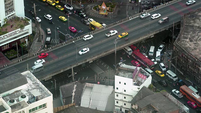 繁忙高速公路上高峰时段交通鸟瞰图视频素材