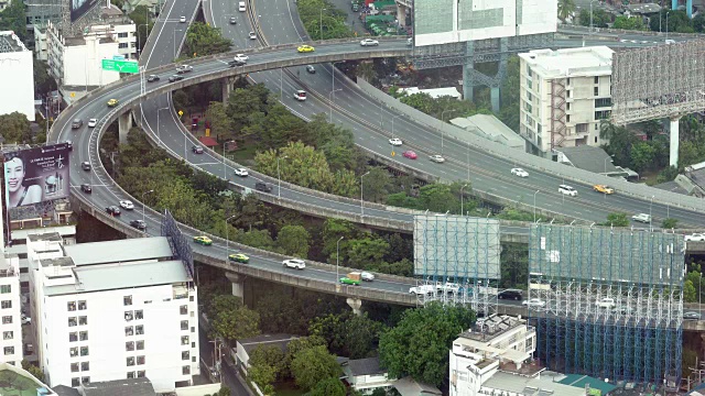 繁忙高速公路上高峰时段交通鸟瞰图视频素材