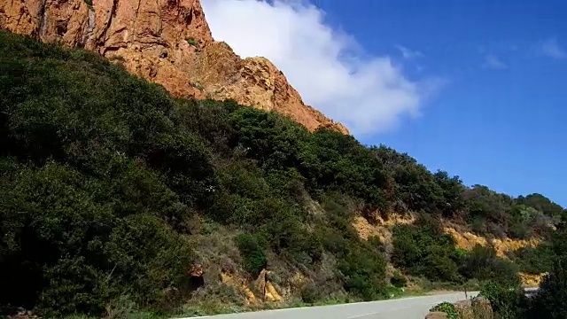 在美丽的岩石中间开车。视频下载