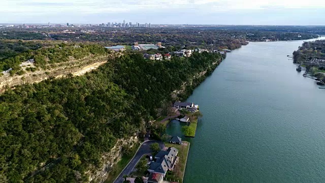 在邦内尔山(Mount Bonnell)真的很高，山顶上有住宅，风景远达美国德克萨斯州奥斯汀市中心视频素材