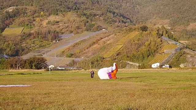 Paragliding_Ground螺旋降落视频素材