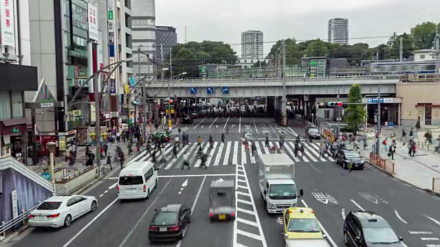 东京上野站交通与行人过马路在阴天视频下载