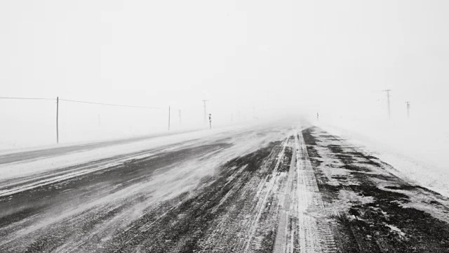 路上有暴风雪视频素材