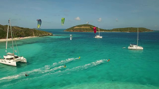 航拍的风筝冲浪者在加勒比海平坦的水面上视频素材