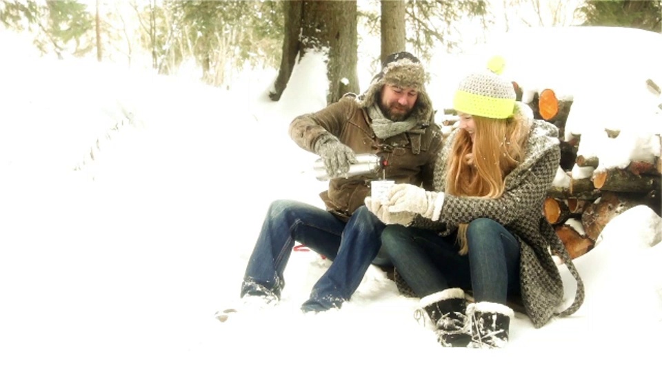 德国巴伐利亚，一对年轻夫妇正在白雪皑皑的风景中休息视频素材