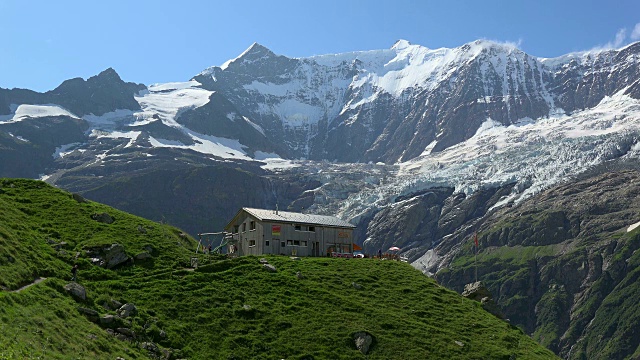 Bäregg Mountain Lodge and Fiescherhorn, Grindelwald, Bernese Oberland，伯尔尼州，瑞士视频素材