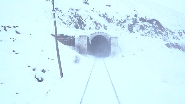 冬天火车在铁路隧道里旅行视频素材