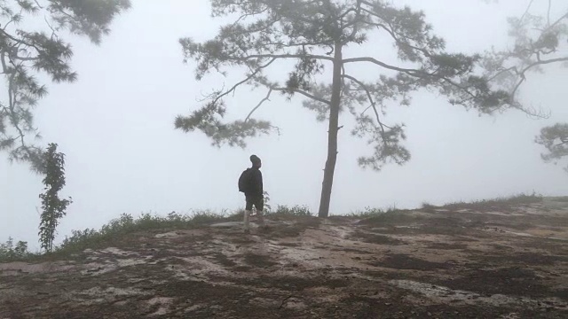 日落时分山上的游客。雾中的自由概念视频素材