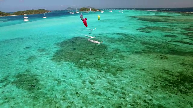 航拍的风筝冲浪者在加勒比海平坦的水面上视频素材