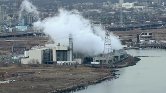 位于新泽西州林登市阿瑟海岸的林登电站，是一座以天然气为动力的电站，笼罩在浓烟之中，这里是该州化学海岸的一部分。视频素材