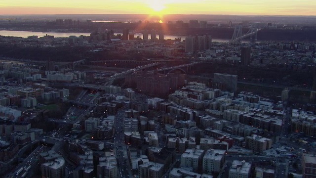 夕阳西下时，车流穿过乔治华盛顿大桥，穿过华盛顿高地，进入布朗克斯。视频素材