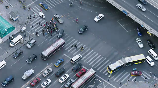 T/L MS HA鸟瞰图的人群过马路/北京，中国视频素材