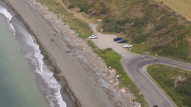 四个人在乡村公路上骑自行车视频素材