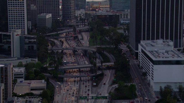 洛杉矶市中心海港高速公路上的交通高峰时段。视频素材