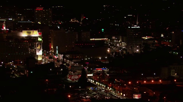 从国会唱片大厦(Capitol Records Tower)远眺好莱坞的夜景。视频素材