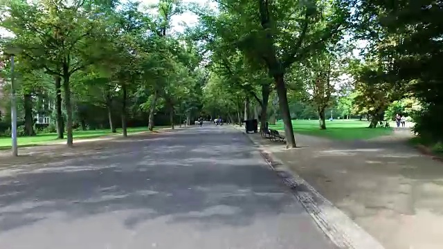 在阿姆斯特丹的Vondelpark骑自行车视频下载