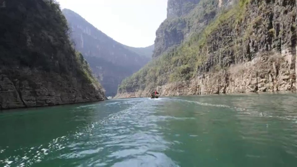 一艘船在中国巫山的峡谷中游弋。视频下载