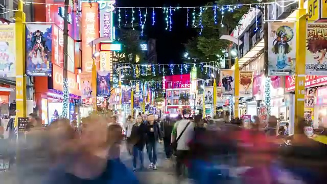 一段时间以来，年轻的顾客在中国台北西门町购物街闲逛视频素材