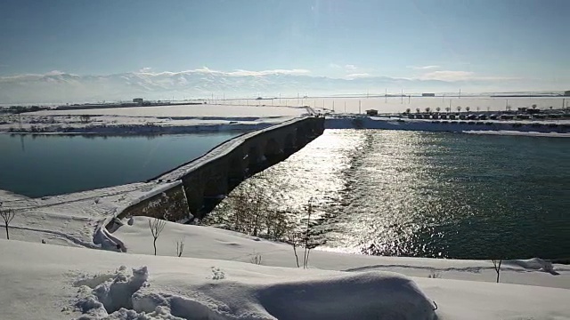 老桥，河和雪视频下载