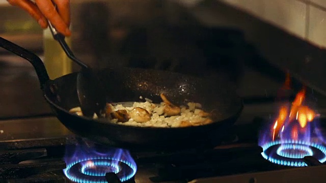 餐厅厨师准备食物视频素材