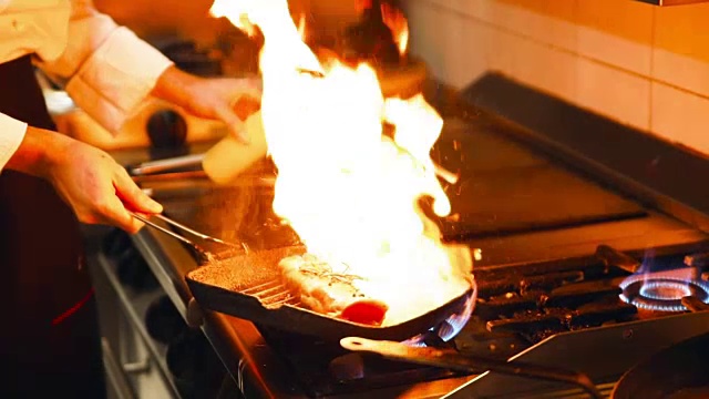 餐厅厨师准备食物视频素材