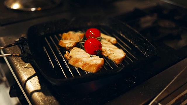 餐厅厨师准备食物视频素材