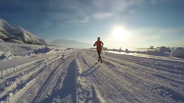 女性跑步在寒冷下雪的冬天犹他州日视频素材